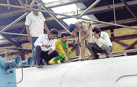 சேலத்திலிருந்து சென்னை வந்த ரயிலில்﻿﻿ வங்கிப் பணம் கொள்ளை வழக்கில் 2 பேர் சிக்கினர்﻿: சேலம், ஈரோடு, தாம்பரத்தில் சிபிசிஐடி அதிகாரிகள் தீவிர விசாரணை﻿﻿