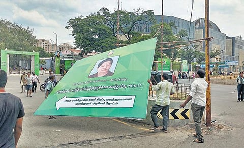 விதிகளை மீறி வைக்கப்பட்டிருந்த﻿﻿ பேனரை அகற்ற கோரி டிராபிக் ராமசாமி போராட்டம்