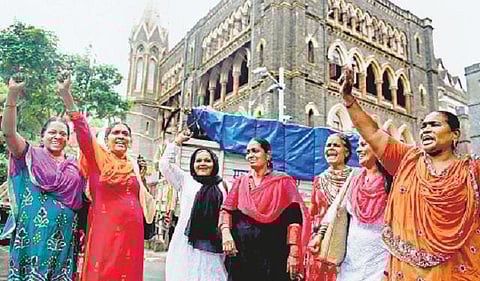ஹாஜி அலி தர்காவுக்குள் நுழைய பெண்களுக்கு விதிக்கப்பட்ட தடை ரத்து﻿: மும்பை உயர் நீதிமன்றம் தீர்ப்பு﻿