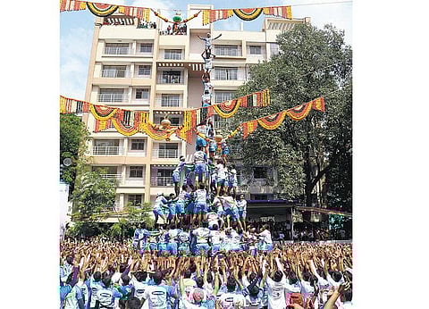 உச்ச நீதிமன்ற உத்தரவை மீறி தானேவில் 49 அடி உயரத்துக்கு மனித பிரமிடு அமைப்பு﻿