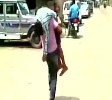 மருத்துவ உதவி மறுக்கப்பட்ட சிறுவன் தந்தையின் தோளிலேயே உயிரிழந்தார்: கான்பூரில் நடந்த துயரம்