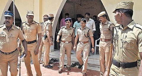 தூத்துக்குடியில் ஒருதலைக் காதலால் விபரீதம்: தேவாலயத்தில் ஆசிரியை படுகொலை- தப்பி ஓடிய இளைஞர் தற்கொலை