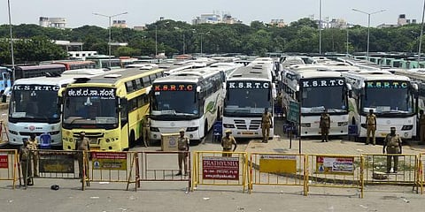 தமிழக விவசாயிகள் போராட்டம்: கர்நாடக அரசு போக்குவரத்து சேவை ரத்து﻿