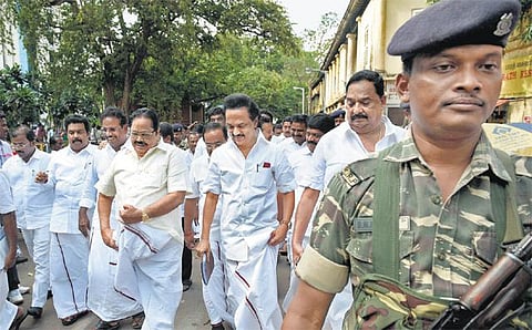 காவலர் வீட்டுவசதி குறித்து விவாதம்﻿: முதல்வர் பேச்சுக்கு எதிர்ப்பு தெரிவித்து திமுக உறுப்பினர்கள் அமளி﻿ - பேரவை 40 நிமிடம் முடங்கியது﻿