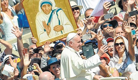 வாடிகனில் நடந்த பிரம்மாண்ட விழாவில்﻿ புனிதராக அறிவிக்கப்பட்டார் அன்னை தெரசா﻿: லட்சக்கணக்கானோர் பிரார்த்தனை﻿