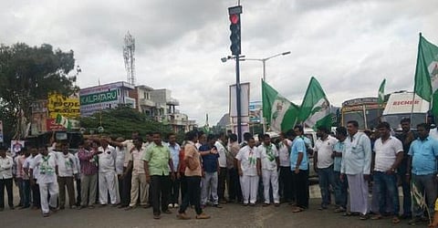 காவிரி பிரச்சினையில் உச்ச நீதிமன்ற தீர்ப்பு எதிரொலி: கர்நாடகாவின் மாண்டியாவில் முழு அடைப்பு