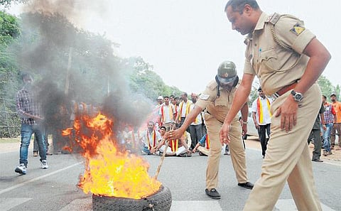 உச்ச நீதிமன்ற தீர்ப்பை ஏற்று காவிரியில் தண்ணீர் திறக்க முதல்வர் சித்தராமையா முடிவு: கர்நாடகாவில் விவசாயிகள் போராட்டம்﻿