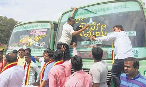 கர்நாடக முதல்வர், அமைச்சர் வீடுகள் முற்றுகை﻿