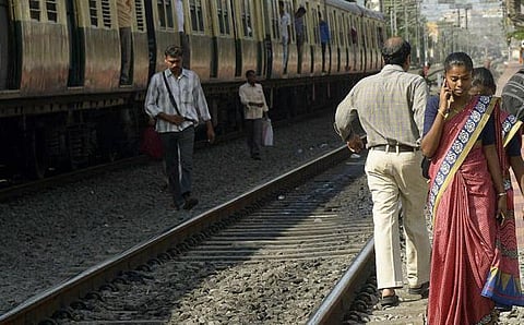 மாம்பலம் ரயில் நிலையத்தில் இறங்கும்போது﻿ தண்டவாளத்தில் தவறி விழுந்த குழந்தை பலி﻿: தாய் கால் துண்டானது