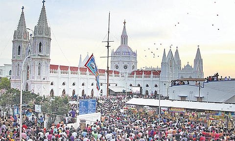 வேளாங்கண்ணி மாதா பேராலய ஆண்டுப் பெருவிழா நிறைவு﻿: ஆயிரக்கணக்கான பக்தர்கள் மத்தியில் கொடியிறக்கம்﻿