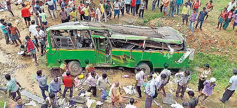 ஒடிசாவில் ஓட்டுநர் செல்போன் பேசியதால் விபரீதம்: 50 அடி பள்ளத்தில் பேருந்து கவிழ்ந்து 21 பேர் பலி﻿