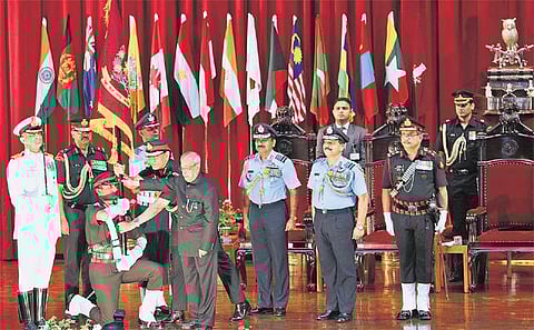 வெலிங்டன் முப்படை அதிகாரிகள் பயிற்சிக் கல்லூரிக்கு கொடி அங்கீகாரம்﻿: குடியரசுத் தலைவர் வழங்கினார்