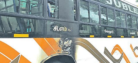 வேலூர் இந்து முன்னணி பிரமுகர்களின் வீடு, பேருந்து மீது பெட்ரோல் குண்டு வீச்சு﻿: போராட்டத்தில் ஈடுபட்டவர்கள் மீது போலீஸார் தடியடி﻿