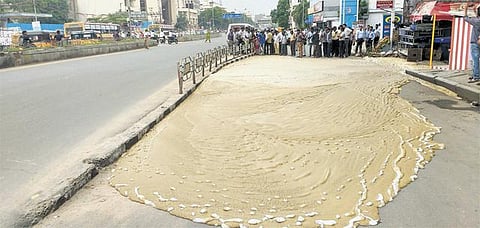 ‘மெட்ரோ’ பணியின்போது பூமியில் இருந்து பொங்கிய சேறு﻿