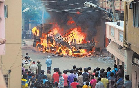 போர்க்களமான பெங்களூரு: துணை ராணுவம் வரவழைப்பு﻿