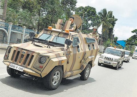 கன்னட அமைப்பினர் போராட்டம்: தமிழக லாரிகளை காப்பாற்றிய போலீஸ்