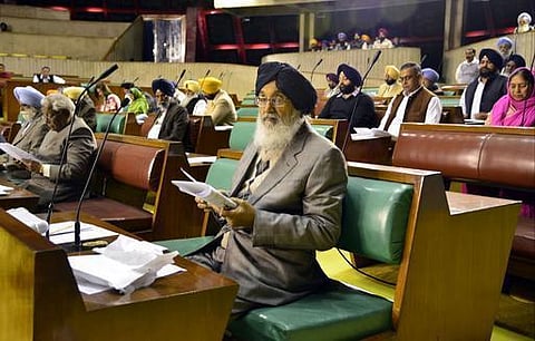 பஞ்சாப் சட்டப்பேரவையில் ‘தூங்கி’ போராடிய காங். எம்எல்ஏக்கள்﻿