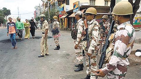 கர்நாடகாவில் பதற்றமான பகுதிகளில் துணை ராணுவம் தீவிர ரோந்து: வன்முறையாளர்களை கண்டதும் சுட உத்தரவு