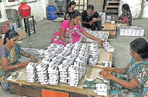 சிவகாசியில் 13 மொழிகளில் காலண்டர் தயாரிப்புப் பணி தீவிரம்﻿: 2017-ம் ஆண்டுக்கு புதிய ரகங்கள் அறிமுகம்