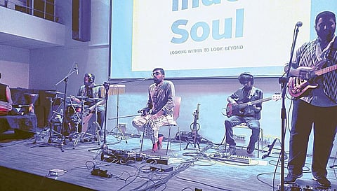 வயலினில் கசிந்த ஆசை முகம்!﻿