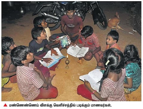 தி.மலையில் குறைந்தழுத்த மின்சாரத்தால்﻿ இருளில் தத்தளிக்கும் இருதயபுரம் கிராமம்﻿: விளக்கு வெளிச்சத்தில் படிக்கும் மாணவர்கள்﻿
