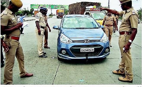 பாதுகாப்பு காரணங்களுக்காக  கர்நாடகா பதிவெண் கொண்ட வாகனங்கள் தமிழகத்திற்குள் வரத் தடை