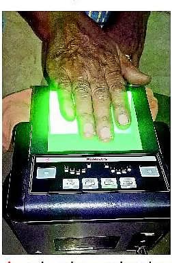 மினி குடும்ப அட்டையுடன் ஆதார் எண் இணைக்கும் பணி: முதியவர்களின் சிரமங்களை தவிர்க்க கோரிக்கை