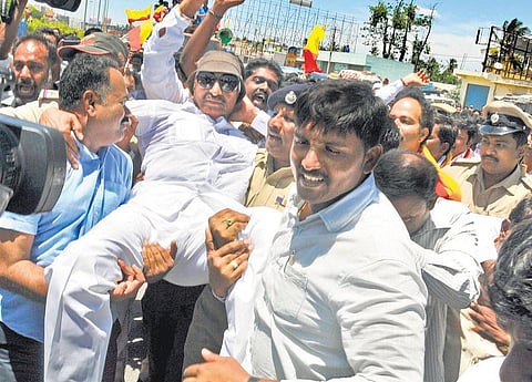 காவிரி மேற்பார்வைக் குழுவின் உத்தரவை கண்டித்து கர்நாடகாவில் கன்னட அமைப்பினர் போராட்டம்