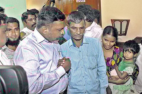 சிபிஐ விசாரணைக்கு உத்தரவிட்டால்தான் என் மகன் உடலை பெற்றுக்கொள்வேன்: ராம்குமாரின் தந்தை திட்டவட்டம்