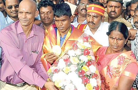 சொந்த கிராமத்தில் மாரியப்பனுக்கு உற்சாக வரவேற்பு: திறந்த வேனில் ஊர்வலமாக அழைத்து செல்லப்பட்டார்