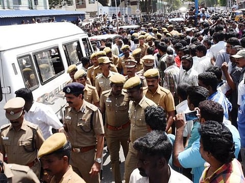 கோவையில் கலவரத்தில் ஈடுபட்ட 350 பேர் கைது﻿: போலீஸ் கொடி அணிவகுப்பு -  அமைதி திரும்புகிறது