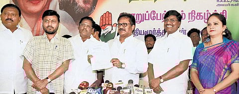 விருப்ப மனுக்களைப் பெற﻿ காங்கிரஸில்﻿ குழு அமைப்பு﻿