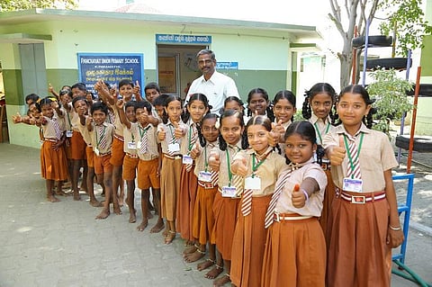 அன்பாசிரியர் 27: செல்வக்கண்ணன்- ரூ.40 லட்சம் திரட்டி அரசு பள்ளியின் தரம் உயர்த்திய தலைமை ஆசிரியர்