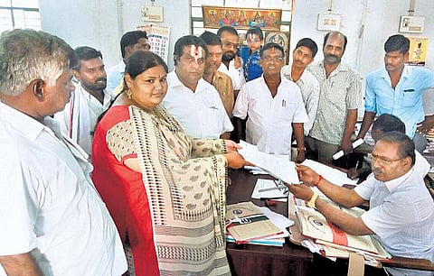 அதிமுக வேட்பாளராக காஞ்சி நகராட்சி வார்டுக்கு சங்கரராமன் மகள் போட்டி