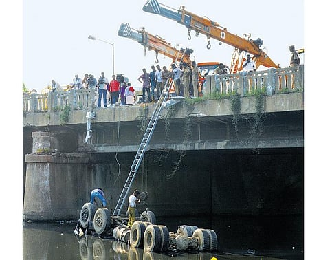 பேசின் பாலத்தில் இருந்து﻿ கூவத்தில் லாரி கவிழ்ந்து ஒருவர் பலி﻿
