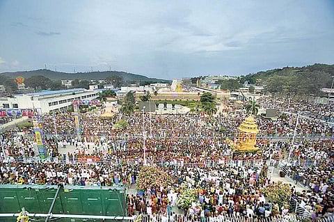 திருமலையில் ஹனுமந்த வாகனத்தில் மலையப்ப சுவாமி பவனி﻿