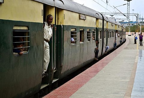 மாம்பலம் ரயில் நிலையத்தில் பயணிகள் மறியல்: மின்சார ரயில் சேவை 45 நிமிடங்கள் பாதிப்பு