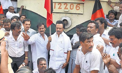 காவிரி பிரச்சினையில் மத்திய அரசைக் கண்டித்து ரயில் மறியல்﻿: தமிழகம் முழுவதும் 30 ஆயிரம் பேர் கைது﻿-டெல்டா மாவட்டங்களில் ரயில்கள் ரத்து﻿