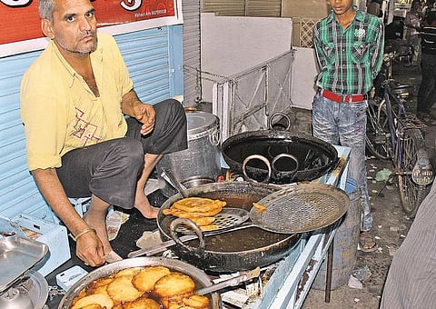 அதிசய உணவுகள் - 16: பிரம்மாண்ட தகி வடை!