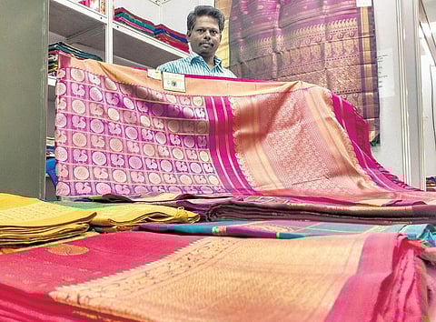 காஞ்சிபுரத்தில் பட்டு கூட்டுறவு சங்கங்களின் கைத்தறி பட்டுச்சேலை கண்காட்சி விற்பனை﻿: தீபாவளியை முன்னிட்டு 55% தள்ளுபடி﻿