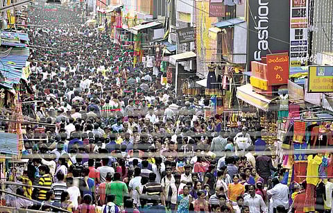 தி.நகர், புரசை, வண்ணையில் களைகட்டும் தீபாவளி விற்பனை﻿: பலத்த பாதுகாப்பு ஏற்பாடுகள்; சிசிடிவி மூலம் தீவிர கண்காணிப்பு﻿