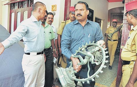 தமிழகத்தில் கடத்தப்படும் சிலைகள்﻿ புதுச்சேரி வழியாக வெளிநாடுகளுக்கு விற்பனை﻿: ‘கலைக்கூடம்’ என்ற பெயரில் சர்வதேச அளவில் கடத்தல் சந்தை﻿