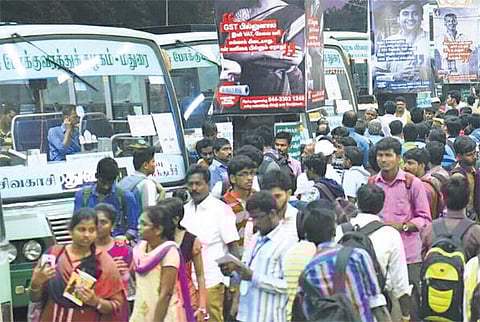 களைகட்டியது தீபாவளி கொண்டாட்டம்: பேருந்து, ரயில்களில் அலைமோதிய கூட்டம் - ஆம்னி பேருந்துகளுக்கு அதிகாரிகள் எச்சரிக்கை