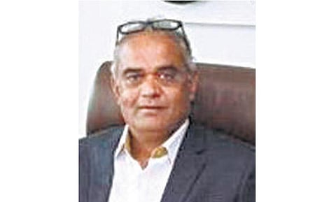 குஜராத் வைர வியாபாரி 2-வது ஆண்டாக அசத்தல்: தொழிலாளர்களுக்கு 1,260 கார்கள்,400 வீடுகள் தீபாவளி போனஸ்