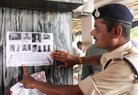 போபால் மத்திய சிறையிலிருந்து தப்பியோடிய சிமி தீவிரவாதிகள் 8 பேர் என்கவுன்ட்டரில் சுட்டுக் கொலை