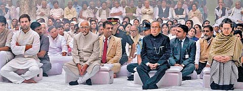 சர்தார் வல்லபாய் படேல் பிறந்த நாள்: பிரதமர் நரேந்திர மோடி மலர்த்தூவி மரியாதை﻿