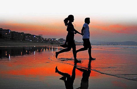 விசாகப்பட்டினத்தில் ‘பீச் லவ் உற்சவம்’﻿ - 9,300 காதல் ஜோடிகள் பங்கேற்பு﻿- காதலர் தினத்தையொட்டி ஆந்திர அரசு ஏற்பாடு﻿