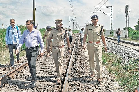 காட்பாடியில் சிக்னலை சேதப்படுத்தி துணிகரம்﻿: 2 ரயில்களில் பெண்களிடம் நகை கொள்ளை - வடமாநில கும்பலைப் பிடிக்க 3 தனிப்படைகள் அமைப்பு﻿