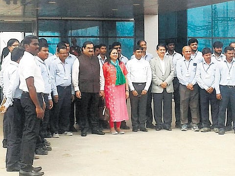 கமுதி சூரிய சக்தி மின் திட்ட நிலையத்தை பார்வையிட்டார் கவுதம் அதானி