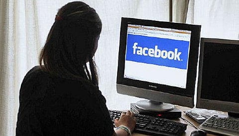 ஃபேஸ்புக் லைவ் மூலம் படம் ஒளிபரப்பு: திரையுலகம் அதிர்ச்சி